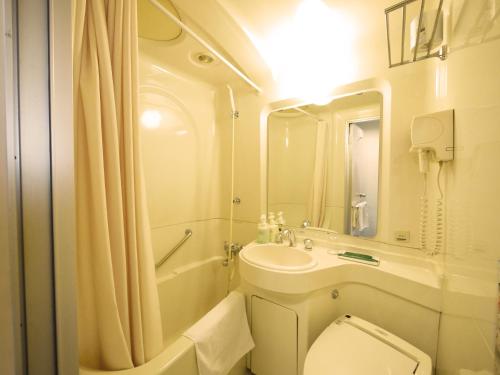 秋田格兰蒂亚路线秋田Spa度假经济型酒店的浴室配有卫生间、盥洗盆和淋浴。