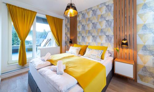 亚霍里纳Olimpijska kuća - A103的一间卧室设有黄色的床和窗户。
