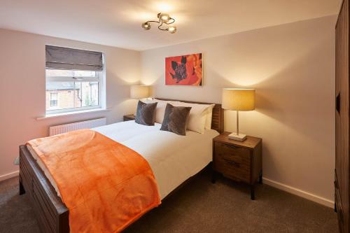 惠特比Host & Stay - Bagdale Rise的一间卧室设有一张大床和一个窗户。