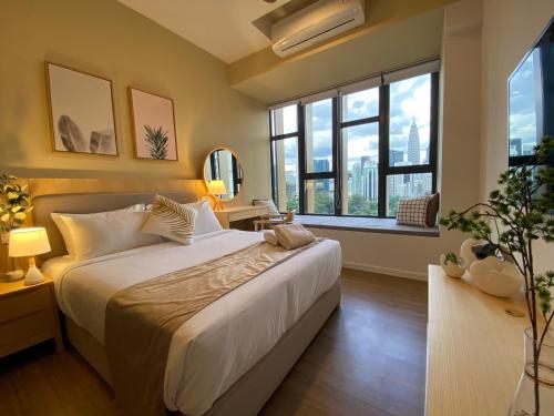 吉隆坡Ceylonz Starlight Suites Bukit Bintang的卧室设有一张带窗户的白色大床