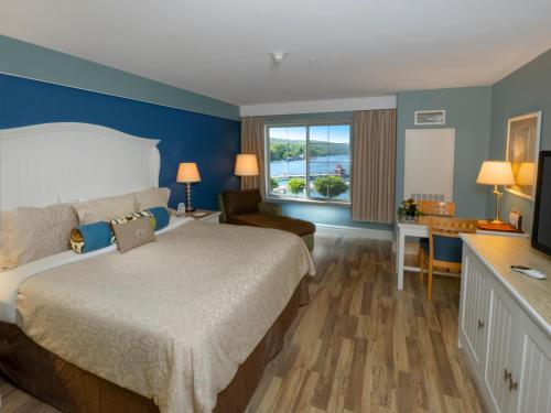 沃特金斯格伦沃特金斯峡谷海港酒店的配有一张床和一张书桌的酒店客房
