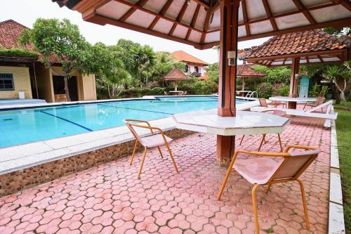 纱丽巴厘岛别墅酒店内部或周边的泳池