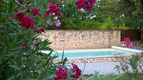 Villa de 3 chambres avec piscine privee jardin clos et wifi a Arpaillargues et Aureillac内部或周边的泳池
