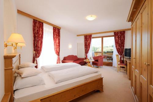 梅拉诺哥尼帕特尼沙夫酒店的一间卧室设有一张床和一间客厅。