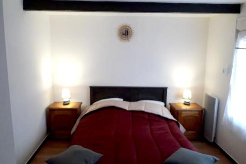Saint-Martin-au-BoscMaison de 3 chambres avec jardin clos et wifi a Edruchon的白色的房间里一张红色的床,配有两盏灯