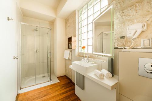 阿雷基帕帕拉精品酒店的带淋浴、盥洗盆和镜子的浴室