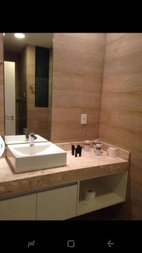 马塞约WATER FRONT的一间带水槽和镜子的浴室