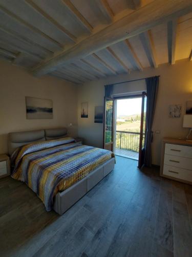基安蒂盖奥勒Carlino Vacanze的一间卧室设有一张床和一个滑动玻璃门