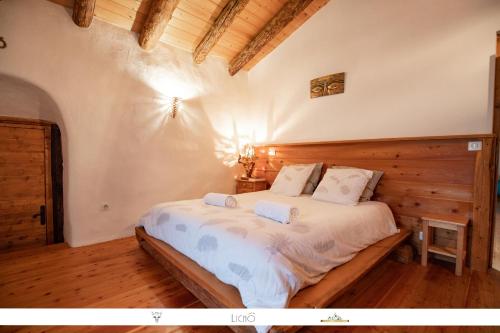 Val CenisChalet Alpin的一间卧室,卧室内配有一张大床