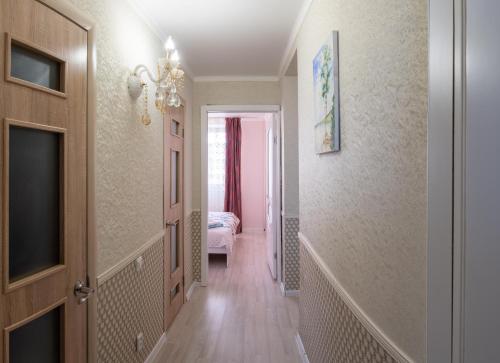巴甫洛达尔4х комнатные апартаменты的走廊上设有一张床和电视的房间