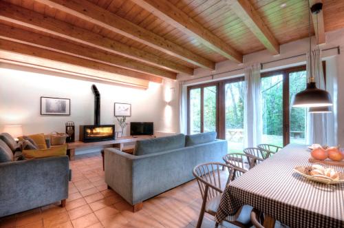 RocabrunaMasias de Rocabruna的客厅配有沙发和桌子