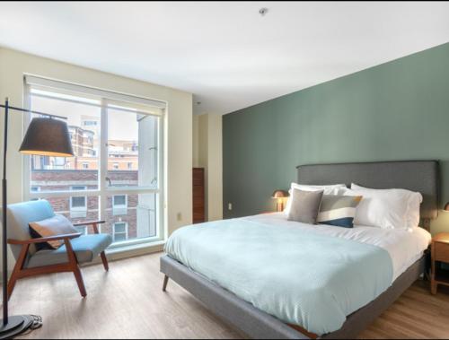 波士顿Central Chinatown 30 Day Stays的一间卧室设有一张大床和一个大窗户