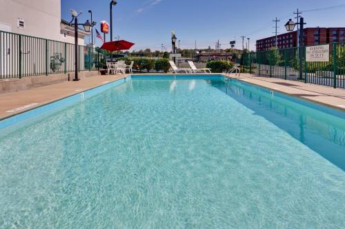 纳什维尔卡尔森纳什维尔普兰北乡村酒店及套房的蓝色的酒店游泳池