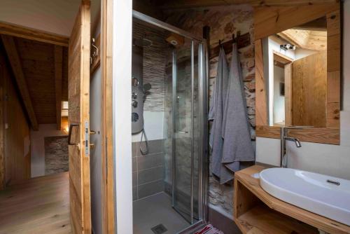 RotzoCasa Ekharle - Affittacamere的一间带玻璃淋浴和水槽的浴室