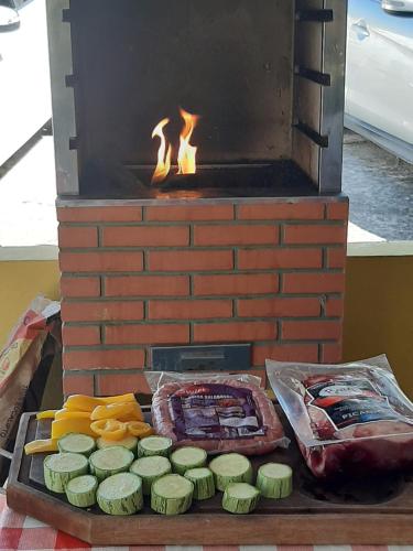 蒙特罗洛巴托Chalés Tia Nastácia的餐桌上的烤肉和蔬菜