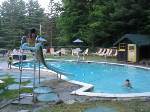 乔治湖琥珀元宵汽车旅馆的妇女在游泳池里滑梯