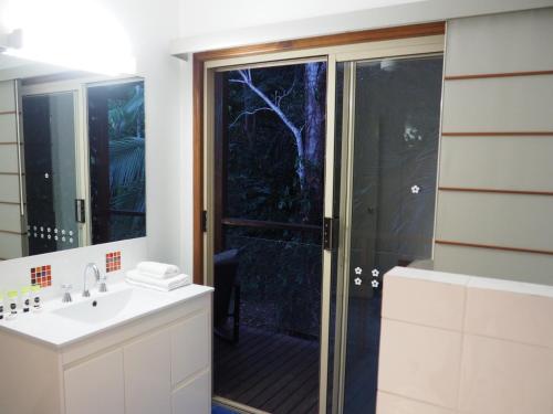 米申海滩卡萨翁别墅的带淋浴和盥洗盆的浴室
