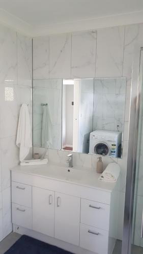 沃加沃加Alkion Villa的白色的浴室设有水槽和微波炉。