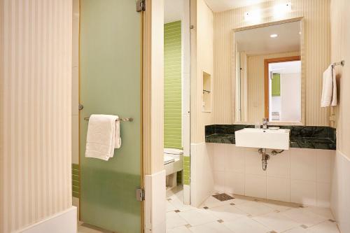 原州市Oak Valley Resort的一间带水槽和镜子的浴室