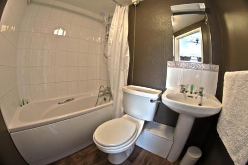 达灵顿契克尔斯宾馆的浴室配有卫生间、盥洗盆和浴缸。