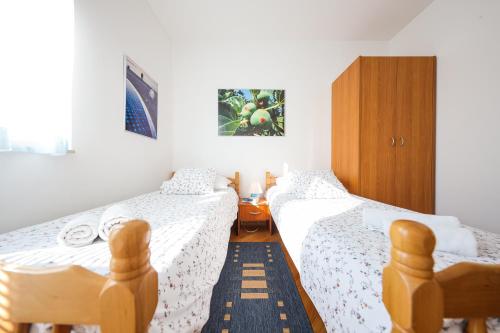 Luton Apartment Zadar Kozino Heating Pool & Jacuzzi客房内的一张或多张床位