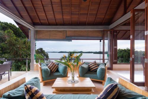肯克拉科加拉海之星度假屋的一个带沙发和桌子的门廊,享有水景
