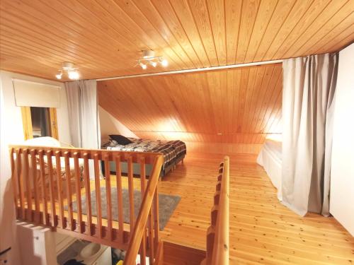 萨利色尔卡Gold Legend Paukkula #1 - Saariselkä Apartments的客房设有带木制天花板的桑拿浴室。