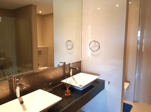 马拉喀什Villa prestige的浴室设有2个水槽和镜子
