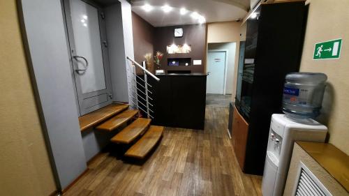 伊热夫斯克Hostel Happy House в центре的一间带楼梯的房间和一间带水箱的房间