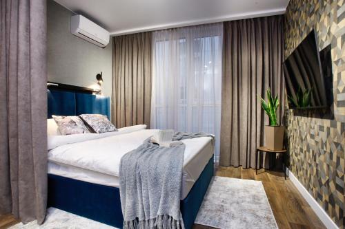 基辅Allurapart Мalahyt的酒店客房设有一张床和一个大窗户