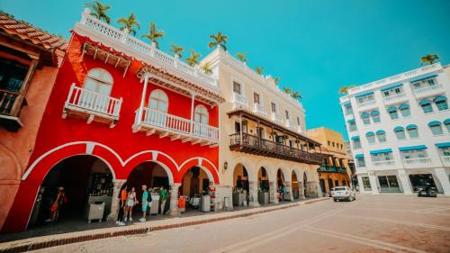 卡塔赫纳Casa Amanzi Hotel Cartagena的街道边的红色建筑