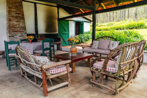 孔斯坦萨Villa Pajon Eco Lodge的庭院里设有两把椅子和一张桌子