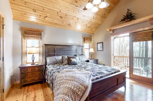 Bearfoot Lodge客房内的一张或多张床位