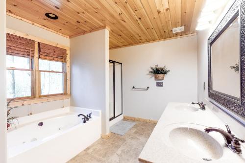 Bearfoot Lodge的一间浴室