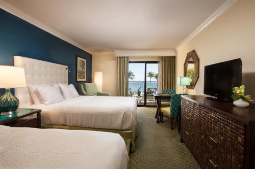 布卡拉顿海滨市奥欣赛德海滩假日酒店的酒店客房设有两张床和一台平面电视。