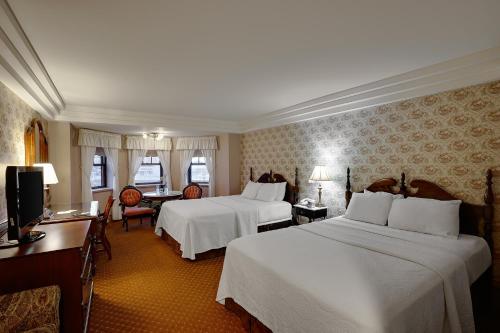波茨坦克拉克森宾馆的酒店客房设有两张床和电视。