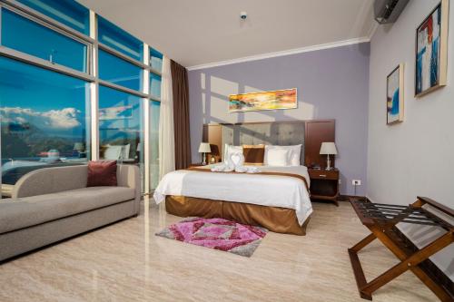 戴维Hotel City Plaza & Suites的一间卧室配有一张床和一张沙发