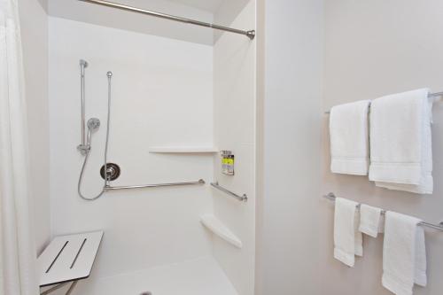 摩西莱克Holiday Inn Express & Suites - Moses Lake, an IHG Hotel的带淋浴和白色毛巾的浴室