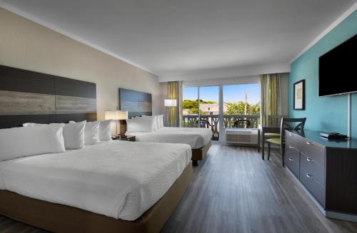默特尔比奇默特尔海滩加勒比度假酒店的酒店客房设有两张床和一个阳台。
