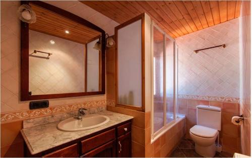 ViliellaCasa rural Molí del Salt - Cerdanya的一间带水槽、卫生间和镜子的浴室