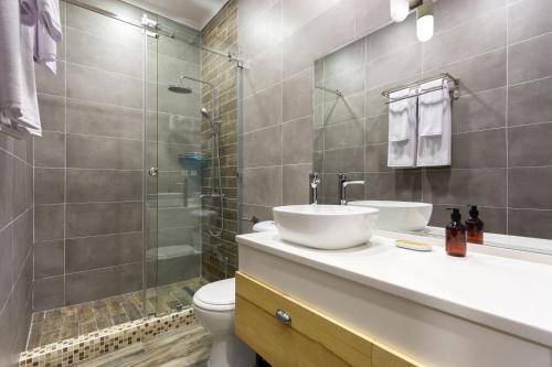 塔什干IGMAR Apart Hotel的一间带水槽、卫生间和淋浴的浴室