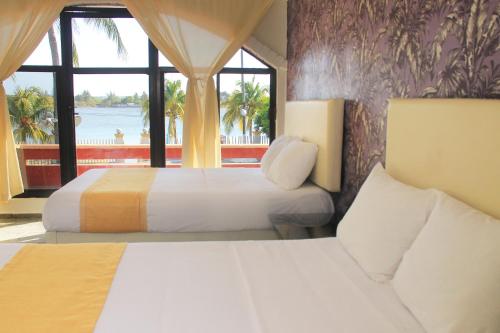 查察拉卡斯Hotel Gran Palmeiras的酒店客房设有两张床和窗户。