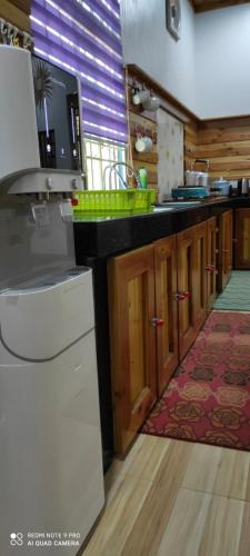 哥打巴鲁HOMESTAY Kb Wakaf Kayu的一个带水槽和洗碗机的厨房
