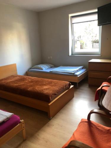 Tanie Pokoje Blisko Lotniska客房内的一张或多张床位
