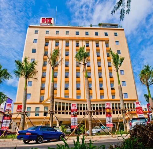 名古屋巴淡岛商务酒店的一座棕榈树建筑