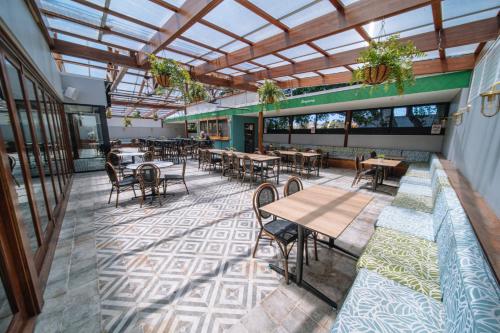 悉尼南十字星酒店的一间空餐厅,配有桌椅和窗户