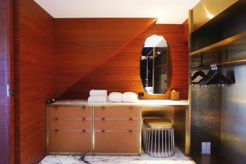 澳门澳门罗斯福酒店的一间带水槽的浴室和一个带毛巾的楼梯
