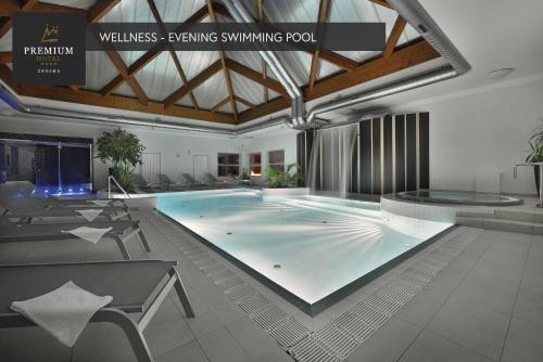 兹诺伊莫PREMIUM Wellness & Wine Hotel Znojmo的一座带天花板的大型游泳池