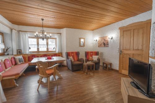 奥伯斯特多夫Ferienwohnungen Alpentraum - Landhaus am Bächle的客厅配有沙发和桌子