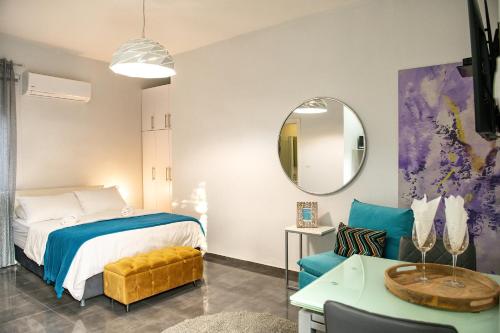 埃拉特Modern&Quiet place的一间卧室配有一张床、一张桌子和一面镜子